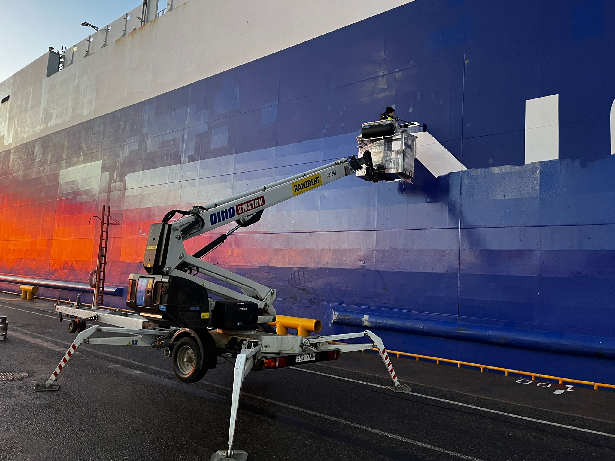 Cherry picker covering a hull side TRANSFENNICA logo, Hanko